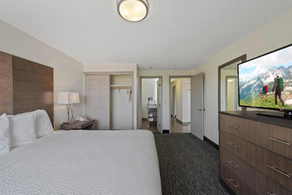 Standard Single King Room with Ocean View interior